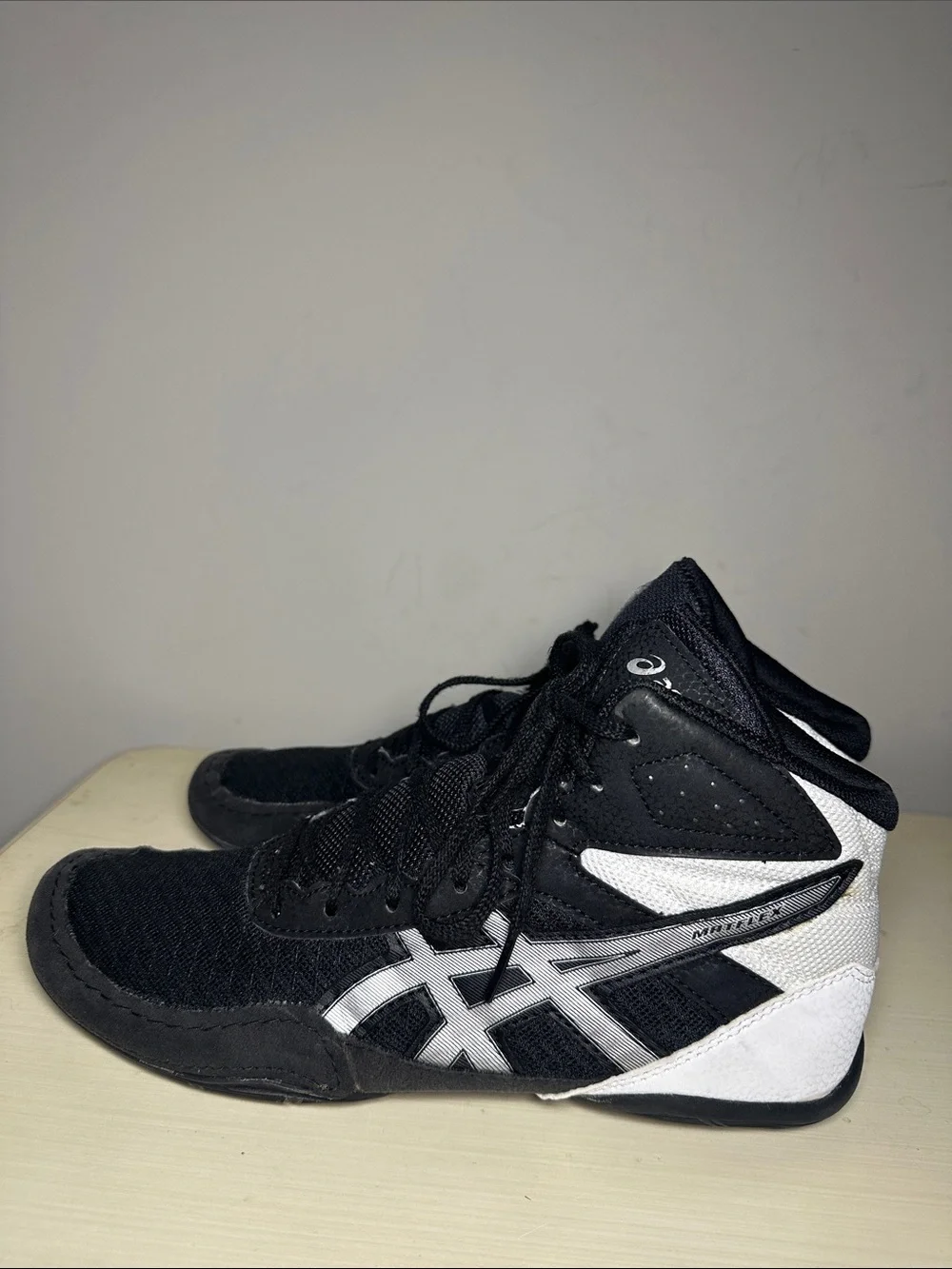 ASICS Matflex 6 Black and silver White High-Top Wrestling Sneakers